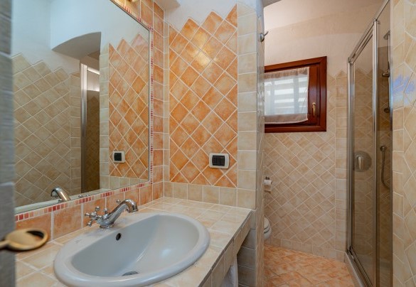 Bagno con doccia n.2 al piano terra - Villa Pitrizzina
