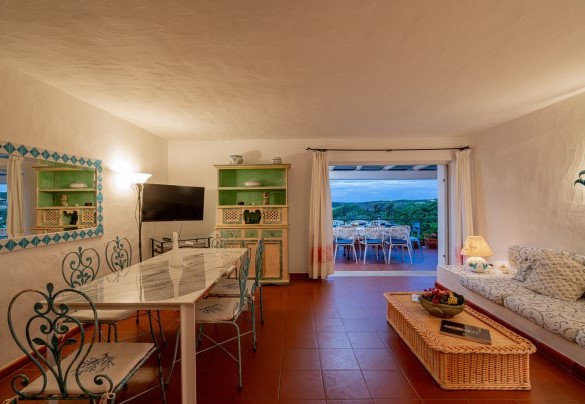 Soggiorno con accesso diretto alla veranda con salotto e tavolo da pranzo - Villa Pitrizzina