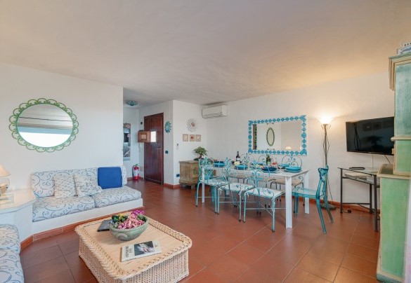 Tavolo da pranzo e salotto nel living al piano terra - Villa Pitrizzina