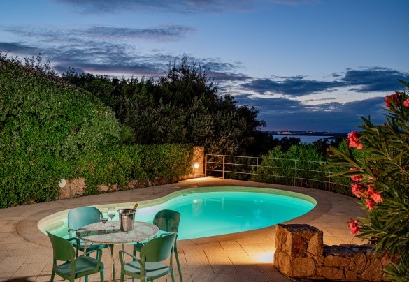 Dalla piscina si offrono paesaggi al tramonto - Villa Pitrizzina