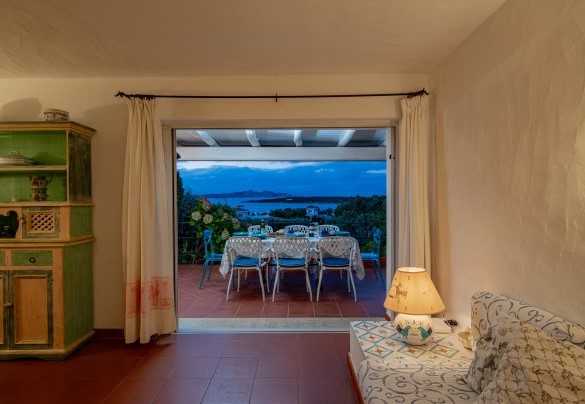 Dal soggiorno si accede comodamente alla veranda - Villa Pitrizzina