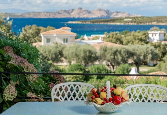 Il  tavolo da pranzo vista mare in in veranda - Villa Pitrizzina