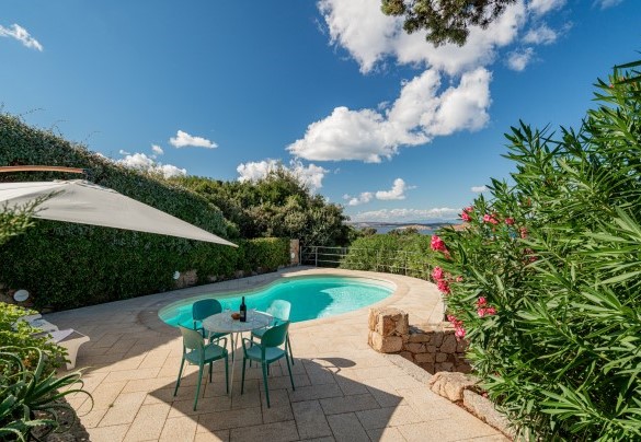La piscina è attrezzata con zona prendisole - Villa Pitrizzina