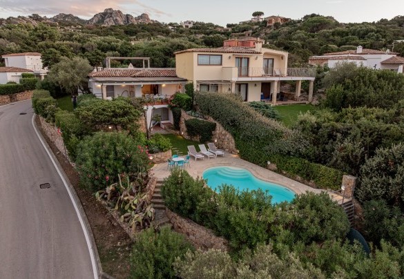 Una grandinata dalla proprietà conduce al viale per arrivare al mare - Villa Pitrizzina