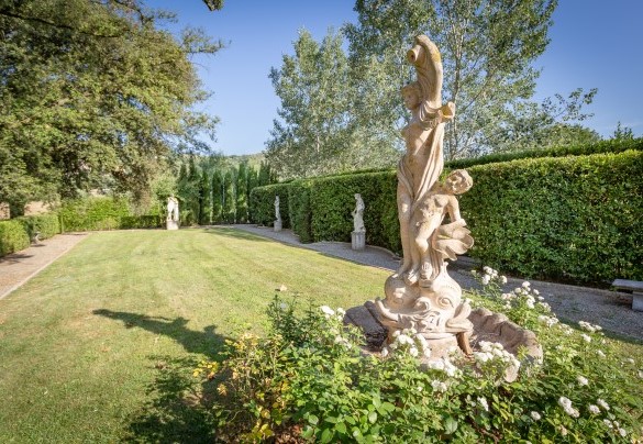 Il parco recintato caratterizzato adornato di statue - Villa Ginevra