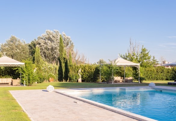 Rettangolare, misura 17x8 m e ha una profondità di 1,50 m - Villa Ginevra