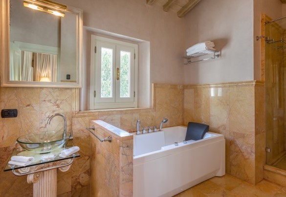 Bagno en suite con vasca idromassaggio n.6 nell'annesso - Villa Ginevra