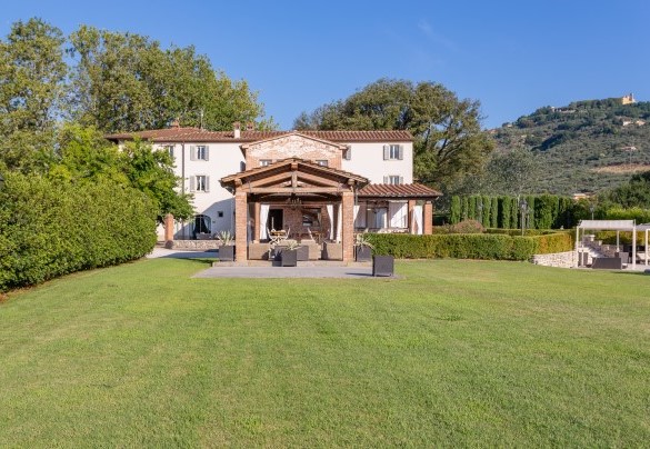 Il giardino si estende in pianura tra prati, piante aromatiche, roseti e alberi secolari - Villa Ginevra