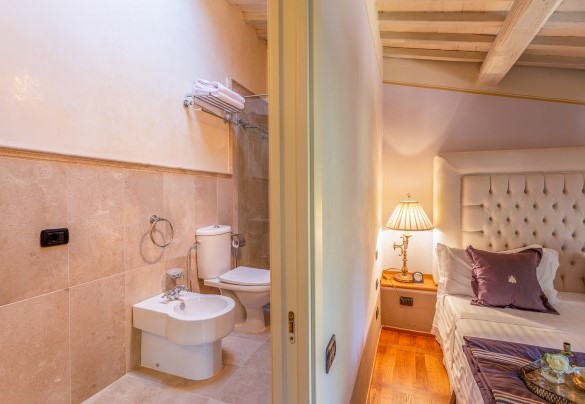Bagno en suite con doccia n.11 e camera matrimoniale n. 12 - Villa Ginevra