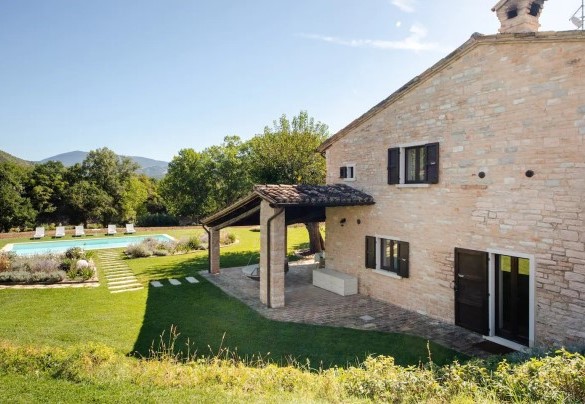 La piscina si trova di fronte al portico e gode di un panorama incantevole – Villa Poderina
