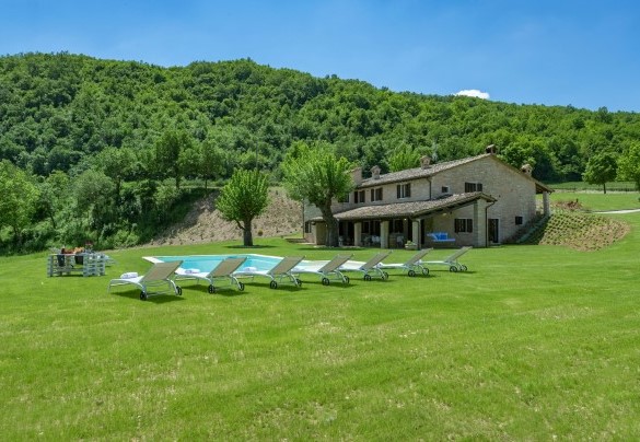 La villa si inserisce nell’affascinante e pittoresco paesaggio dell’entroterra marchigiano – Villa Poderina 