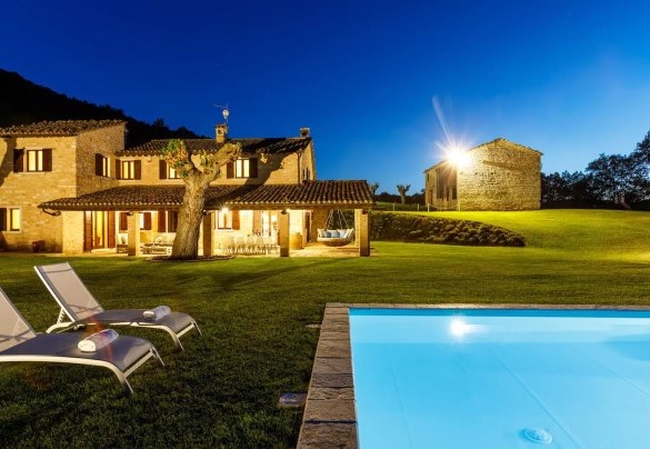 La piscina si trova di fronte al portico e gode di un panorama incantevole sul fiume Candigliano – Villa Poderina