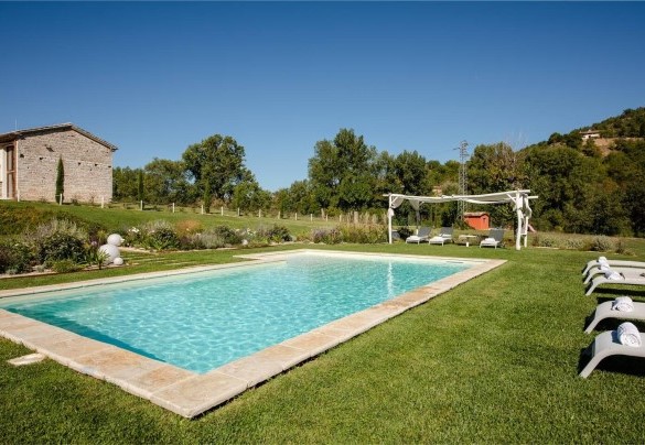 La piscina ha una forma ad L 3 x 3 m – 10 x 5 m con un’altezza costante di 1,40 m – Villa Poderina