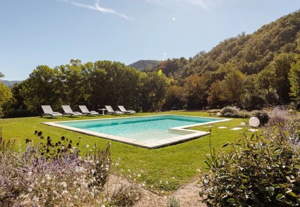 La villa è circondata da un soleggiato e pianeggiante parco di circa 30.000 mq caratterizzato da innumerevoli arbusti ad alto fusto come pioppi, ulivi, lecci cipressi – Villa Poderina