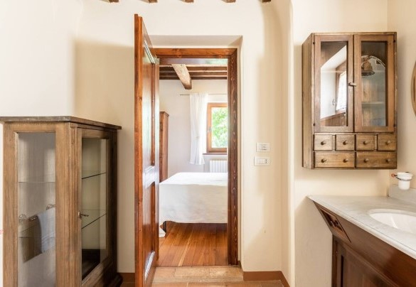 Bagno en-suite con vasca in marmo al piano seminterrato – Villa Poderina