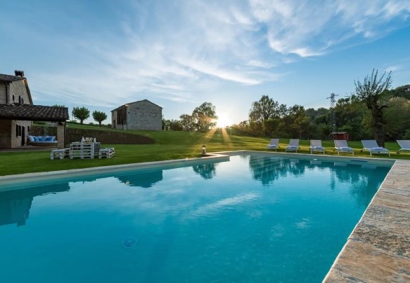 La piscina si trova di fronte al portico e gode di un panorama incantevole sul fiume Candigliano – Villa Poderina