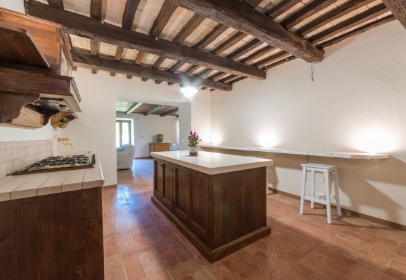 Cucina con isola centrale – Villa Poderina