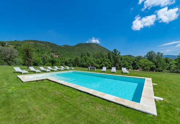La piscina ha una forma ad L 3 x 3 m – 10 x 5 m con un’altezza costante di 1,40 m – Villa Poderina
