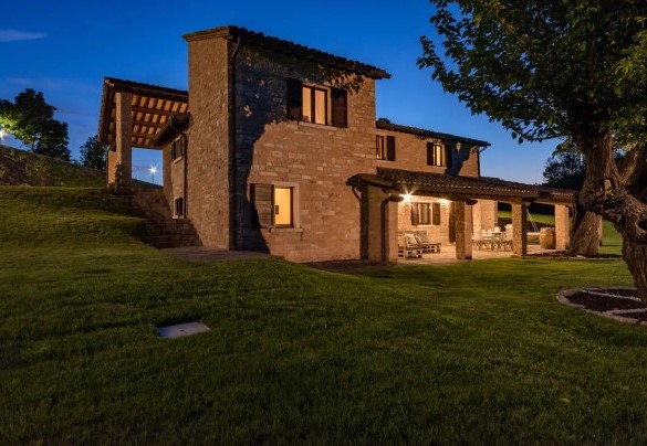 La villa è circondata da un soleggiato e pianeggiante parco di circa 30.000 mq – Villa Poderina