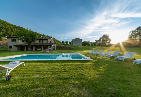 La piscina si trova di fronte al portico e gode di un panorama incantevole sul fiume Candigliano – Villa Poderina
