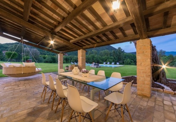 La proprietà è immersa in una natura verde e silenziosa, con un leggero sottofondo dato dallo scorrere lento delle acque del fiume Candigliano – Villa Poderina
