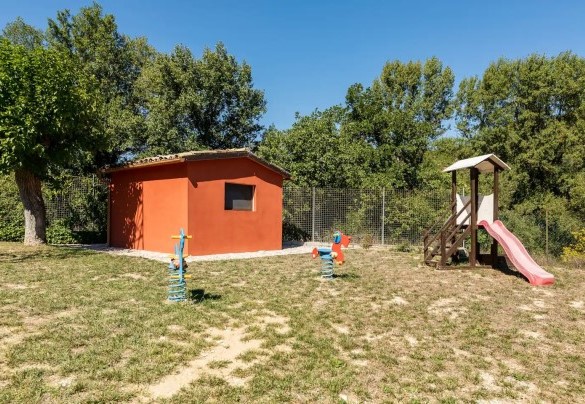 L’area giochi dove i bambini potranno scorrazzare liberamente e divertirsi tra scivolo ed altri giochi – Villa Poderina