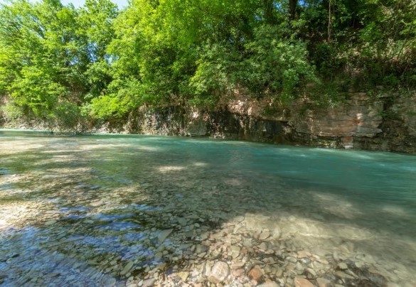 Per gli amanti della natura una spiaggetta privata, sulle rive del fiume Candigliano – Villa Poderina