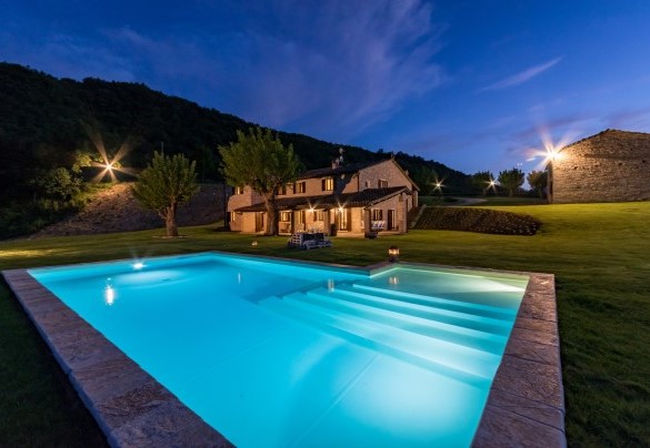 La piscina si trova di fronte al portico e gode di un panorama incantevole sul fiume Candigliano – Villa Poderina