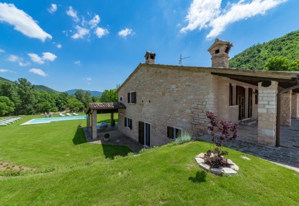 Il grande prato antistante la zona giorno della villa, nel quale è possibile intravedere le famose Gole del Furlo – Villa Poderina