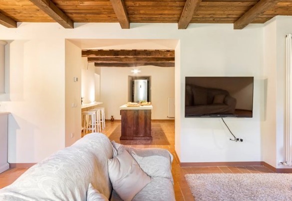 Il piano seminterrato che ospita la zona giorno con cucina con isola centrale – Villa Poderina