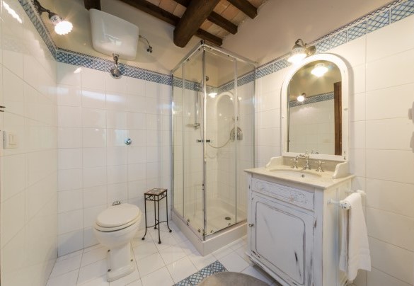 Bagno con doccia al piano seminterrato – Villa Poderina