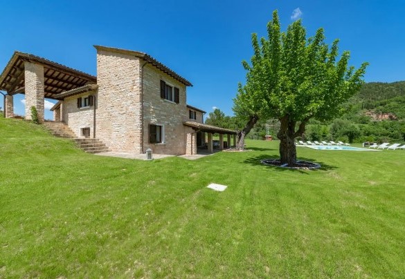 Il grande prato antistante la zona giorno della villa, nel quale è possibile intravedere le famose Gole del Furlo – Villa Poderina