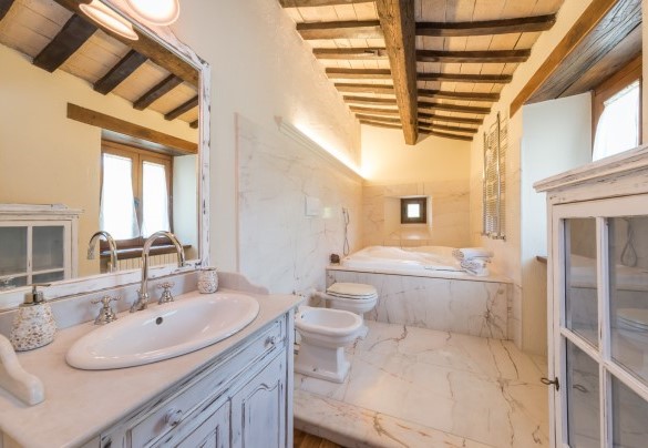 Bagno en-suite con vasca idromassaggio al piano terra – Villa Poderina