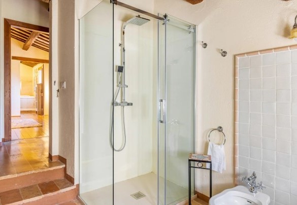 Bagno con doccia al piano terra – Villa Poderina