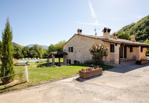 La villa si inserisce nell’affascinante e pittoresco paesaggio dell’entroterra marchigiano – Villa Poderina 