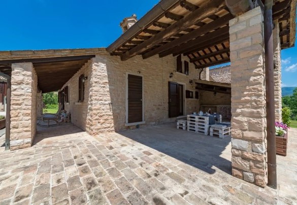 La ristrutturazione del casale è stata condotta con particolare cura delle forme architettoniche e attenzione nei dettagli – Villa Poderina