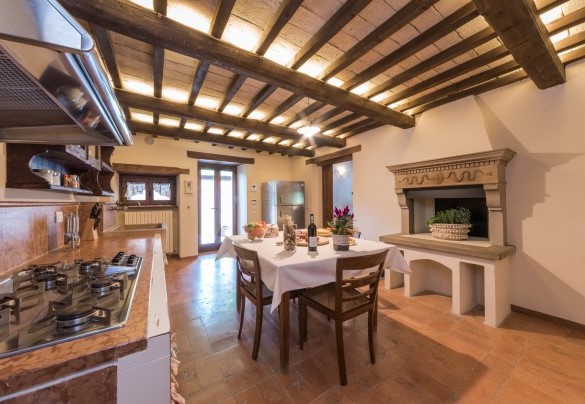 L’ingresso principale, al piano terra, immette nella cucina di servizio – Villa Poderina