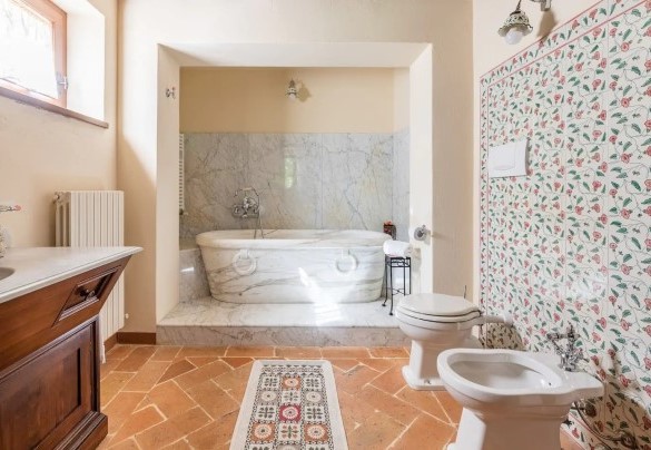 Bagno en-suite con vasca in marmo al piano seminterrato – Villa Poderina