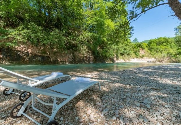 Per gli amanti della natura una spiaggetta privata, sulle rive del fiume Candigliano – Villa Poderina