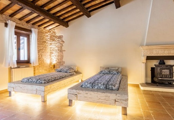 Camera matrimoniale con letti aggiuntivi al piano terra – Villa Poderina