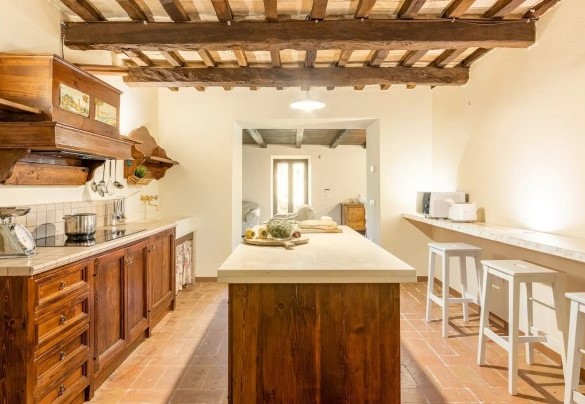 Cucina con isola centrale – Villa Poderina