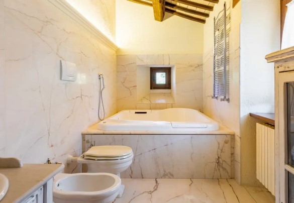Bagno en-suite con vasca idromassaggio al piano terra – Villa Poderina