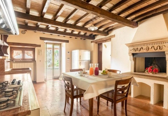 L’ingresso principale, al piano terra, immette nella cucina di servizio – Villa Poderina