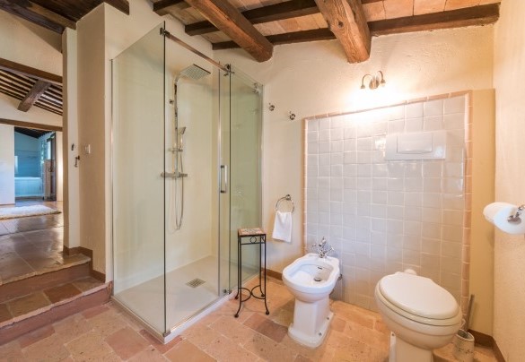 Bagno con doccia al piano terra – Villa Poderina