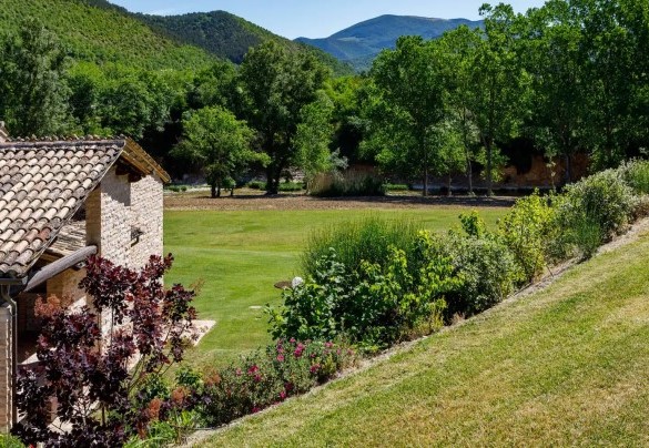 La villa si inserisce nell’affascinante e pittoresco paesaggio dell’entroterra marchigiano – Villa Poderina