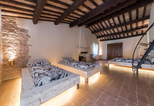 Camera matrimoniale con letti aggiuntivi al piano terra – Villa Poderina