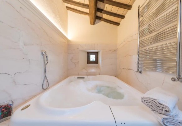 Bagno en-suite con vasca idromassaggio al piano terra – Villa Poderina