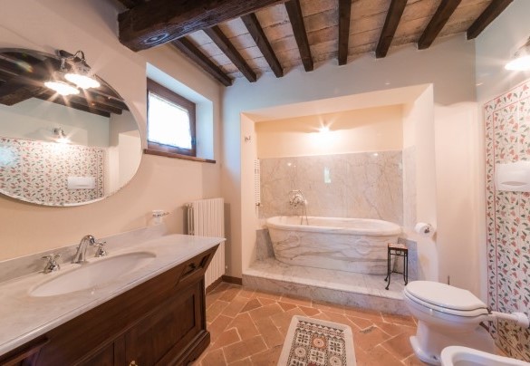 Bagno en-suite con vasca idromassaggio al piano terra – Villa Poderina