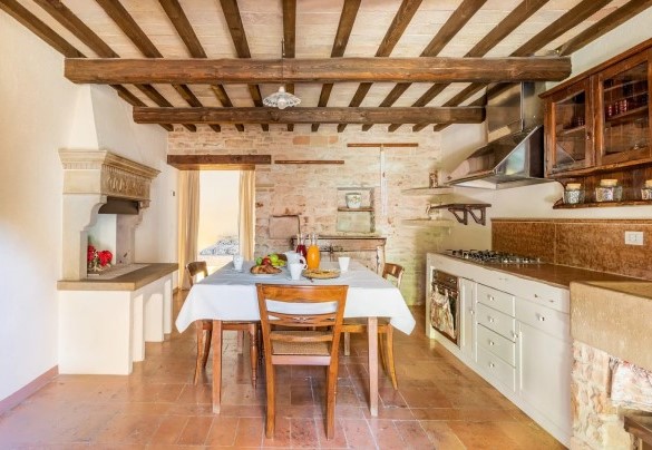 L’ingresso principale, al piano terra, immette nella cucina di servizio – Villa Poderina