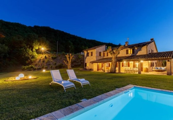 La piscina si trova di fronte al portico e gode di un panorama incantevole sul fiume Candigliano – Villa Poderina